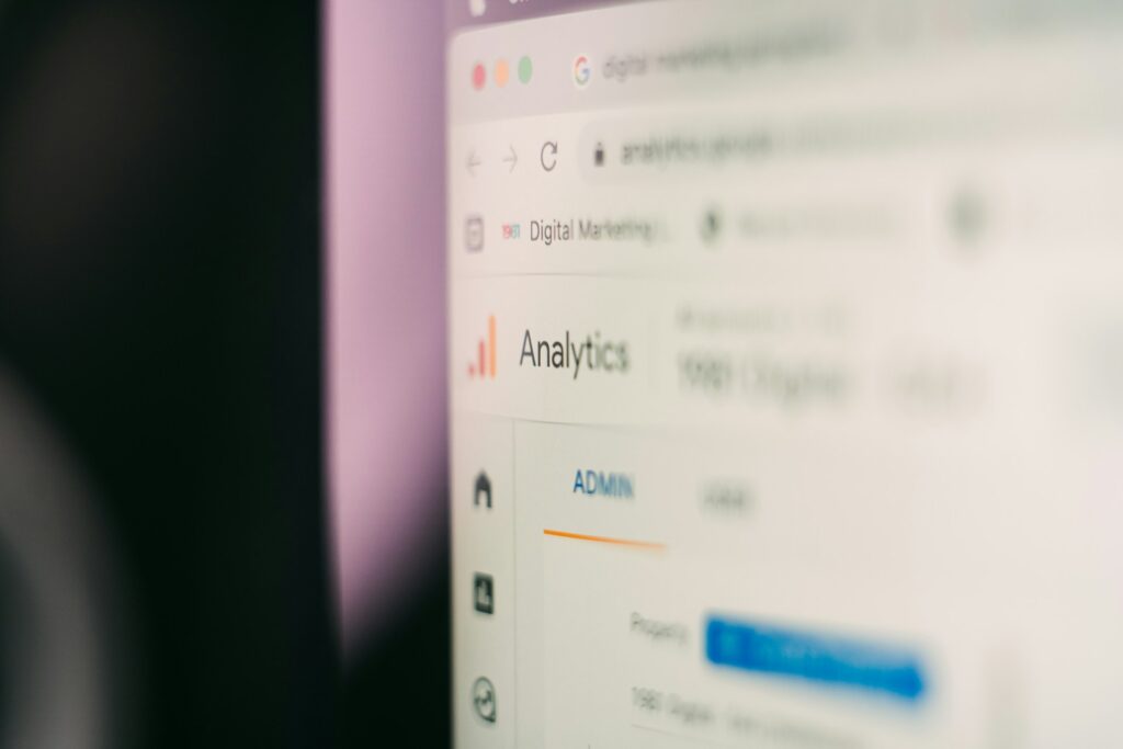 Man sieht einen Bildschrim auf dem analytics steht. Google analytics ist ein Vorteil bei der Kontoverknüpfung bei Google. Dafür steht das Bild.